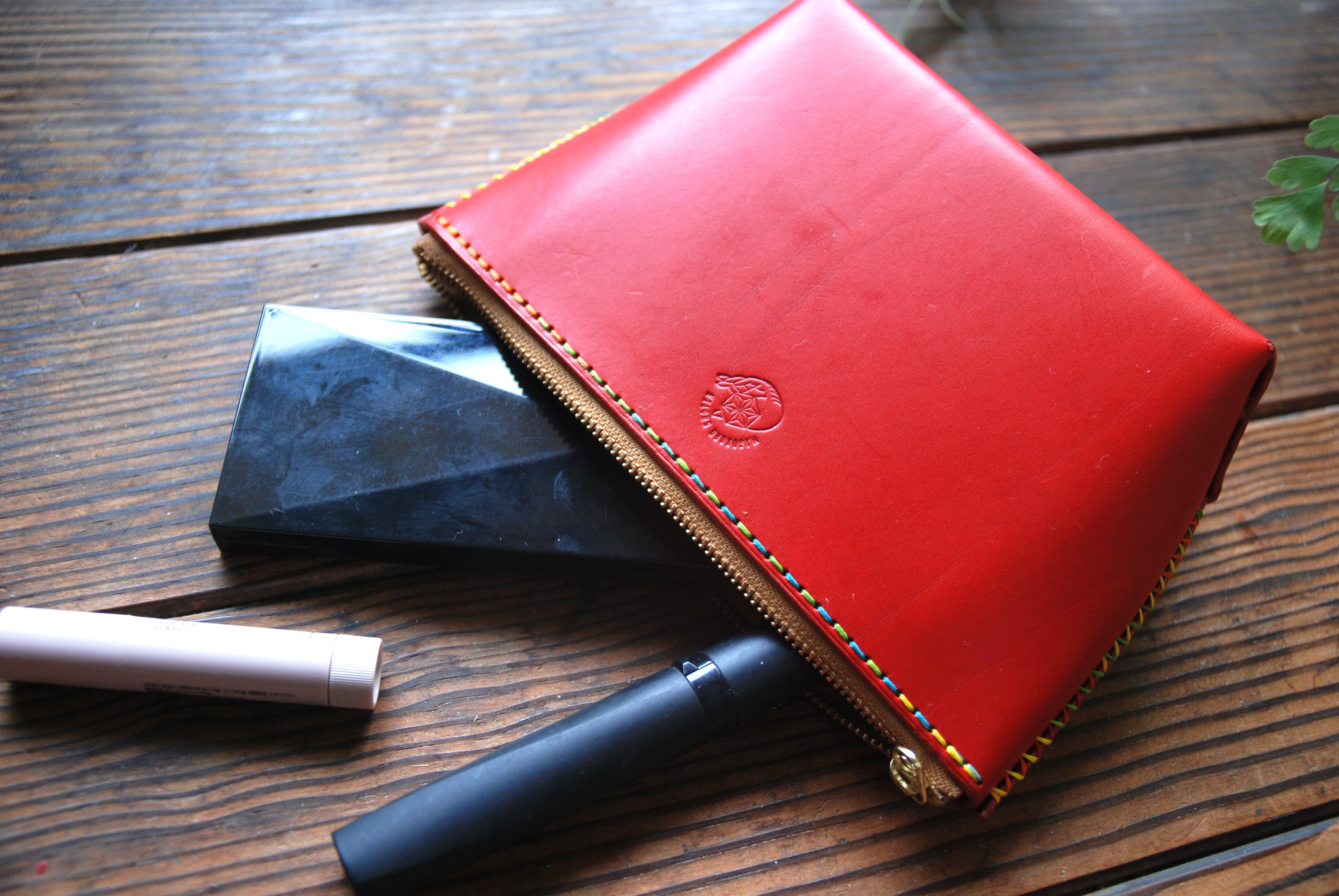 [革カラー3色]自立する本革ポーチ　ステッチカラー　化粧ポーチ