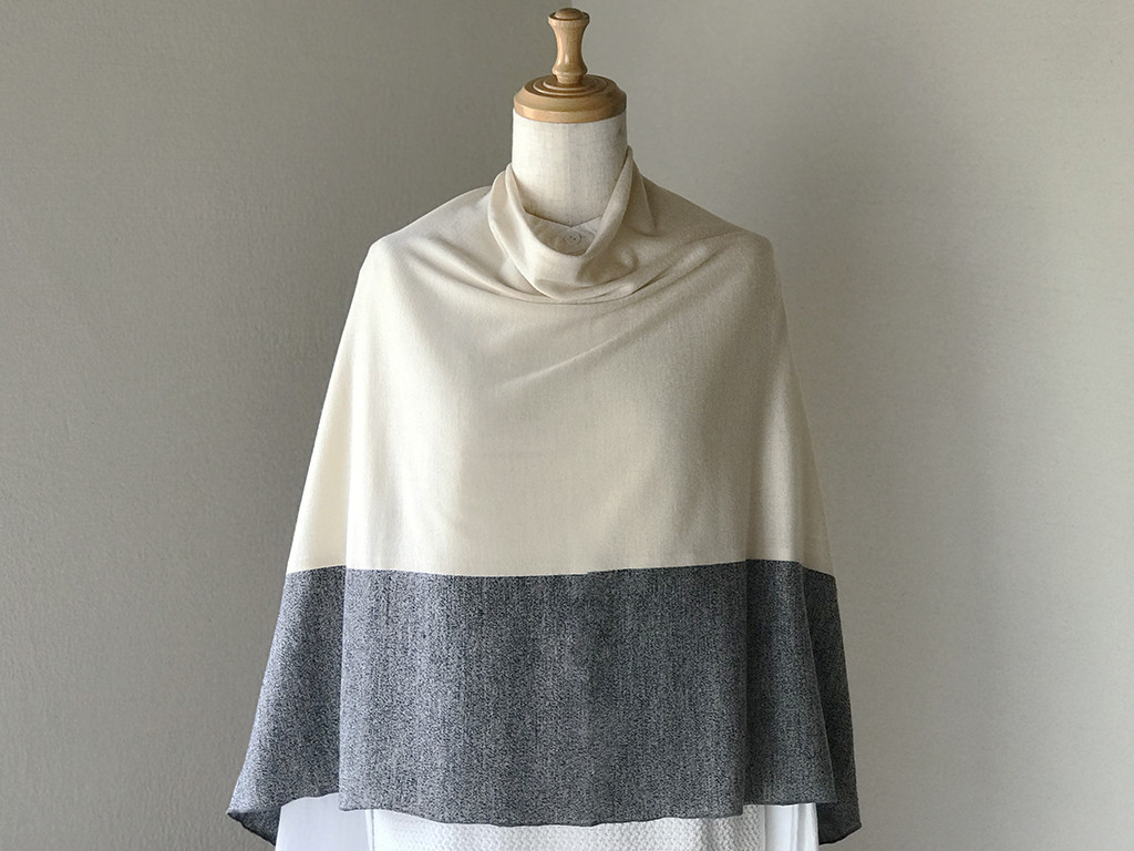 ウールコットンカシミヤ 3WAYパネル ポンチョストール　アイボリー/グレー