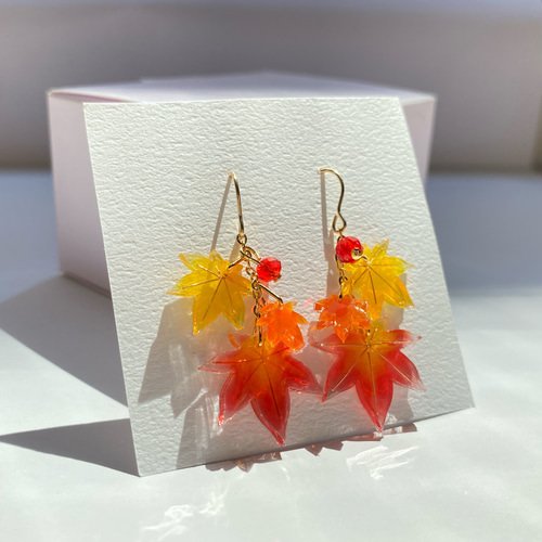 ヘアゴム レジン 紅葉型 マトリカリアと紅葉の艶やか秋景色 ヘアゴム レジン 紅葉型 マトリカリアと紅葉の艶やか秋景色 レッド系