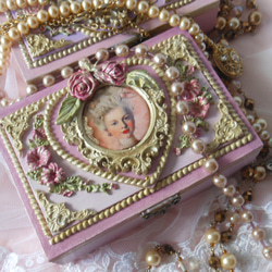 シャビーシックなロココ調レリーフ小箱・ジュエリーボックス