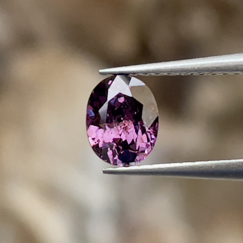 スピネル 紫赤色 ミックススピネル ルース 0.85 カラット オーバル