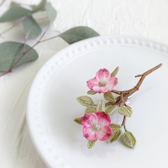 ハナミズキのブローチ　大　レース編みアクセサリー　花水木　ドッグウッド　dogwood 2枚目の画像