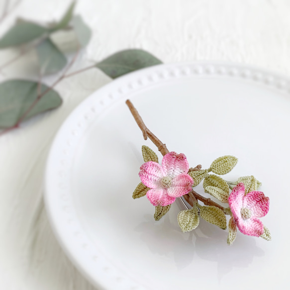 ハナミズキのブローチ　大　レース編みアクセサリー　花水木　ドッグウッド　dogwood 3枚目の画像