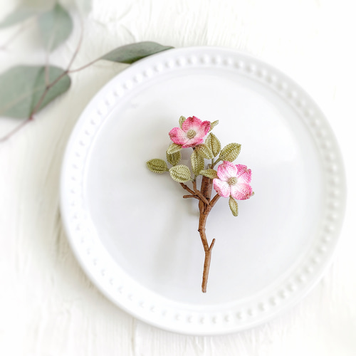 ハナミズキのブローチ 大 レース編みアクセサリー 花水木 ドッグウッド