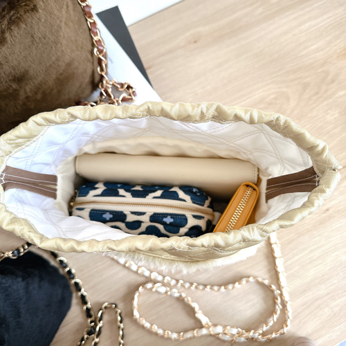 ムートンファーとナイロンキルティングの巾着バッグ【選べる3カラー