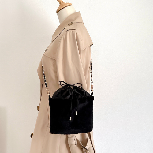 ムートンファーとナイロンキルティングの巾着バッグ【選べる3カラー