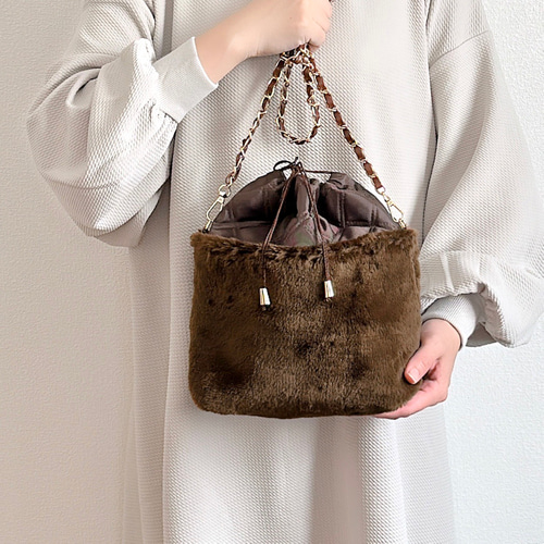 ムートンファーとナイロンキルティングの巾着バッグ【選べる3カラー