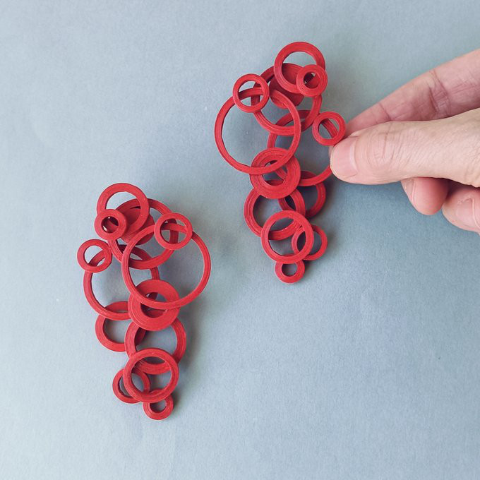 軽い・赤色大ぶり紙サークルピアス(イヤリング)　秋冬を彩る華やかで個性的な大人のモードアクセ・レッド