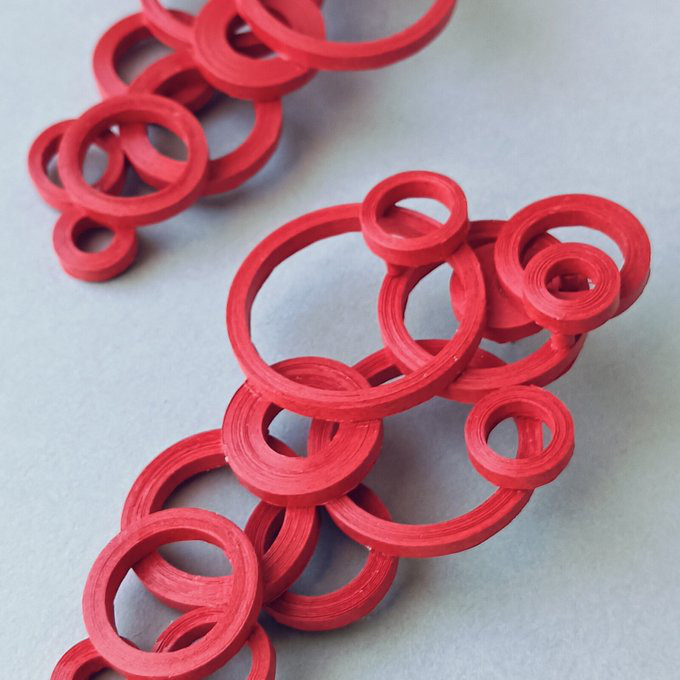 軽い・赤色大ぶり紙サークルピアス(イヤリング)　秋冬を彩る華やかで個性的な大人のモードアクセ・レッド