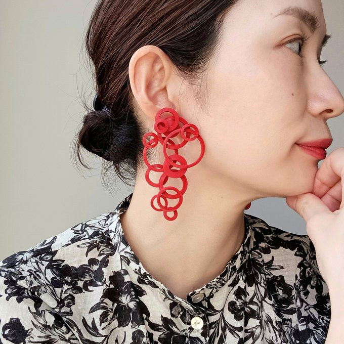 軽い・赤色大ぶり紙サークルピアス(イヤリング)　秋冬を彩る華やかで個性的な大人のモードアクセ・レッド