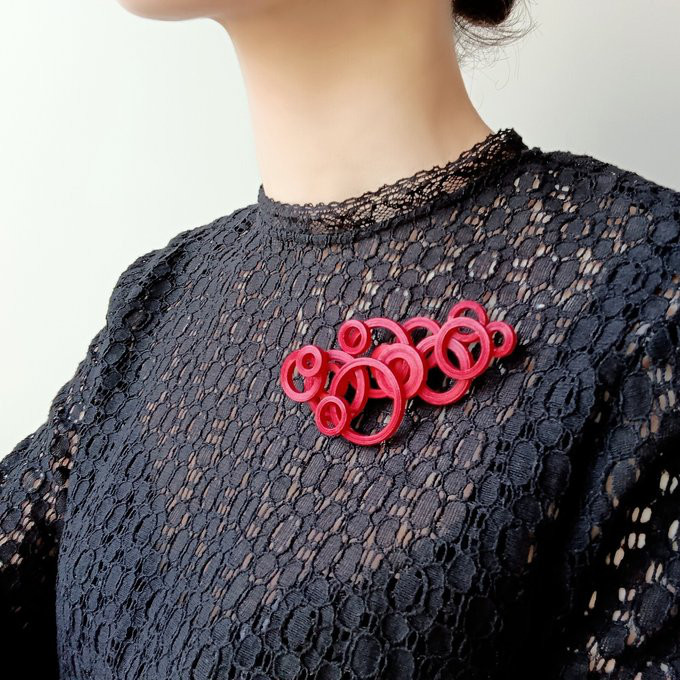 軽い・赤色大ぶり紙サークルピアス(イヤリング)　秋冬を彩る華やかで個性的な大人のモードアクセ・レッド