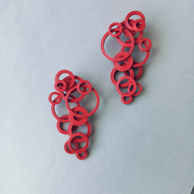 軽い・赤色大ぶり紙サークルピアス(イヤリング)　秋冬を彩る華やかで個性的な大人のモードアクセ・レッド