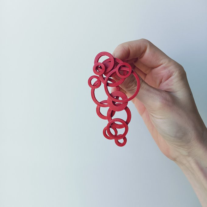 軽い・赤色大ぶり紙サークルピアス(イヤリング)　秋冬を彩る華やかで個性的な大人のモードアクセ・レッド