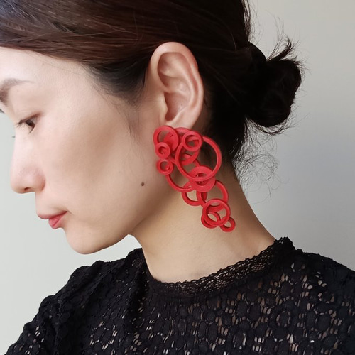 軽い・赤色大ぶり紙サークルピアス(イヤリング)キラキラしない華やかで