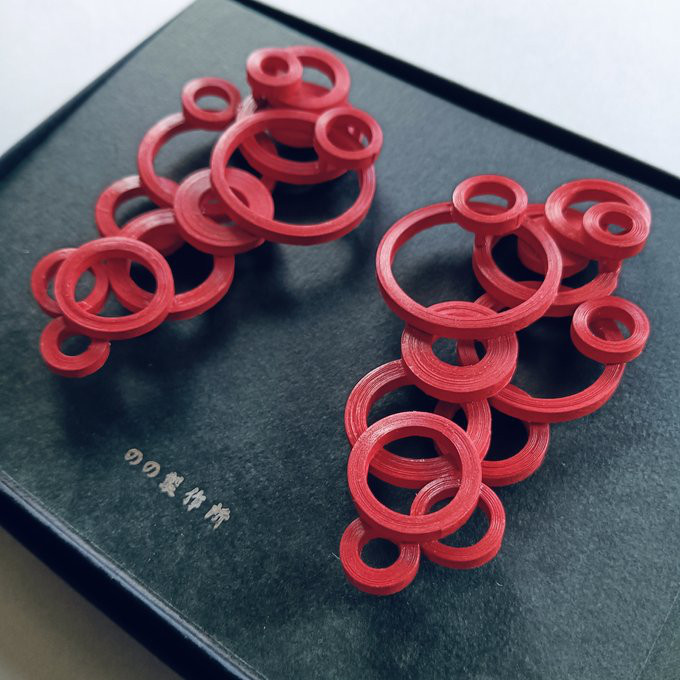 軽い・赤色大ぶり紙サークルピアス(イヤリング)　秋冬を彩る華やかで個性的な大人のモードアクセ・レッド