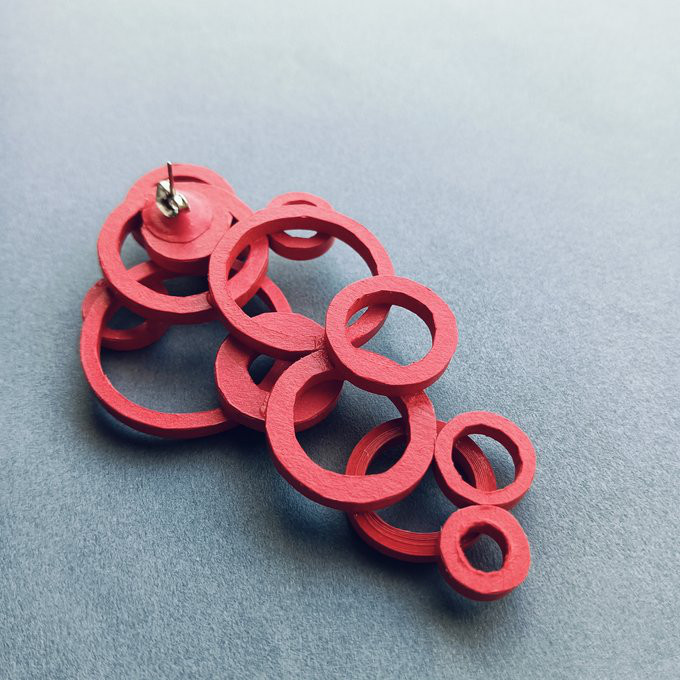 軽い・赤色大ぶり紙サークルピアス(イヤリング)　秋冬を彩る華やかで個性的な大人のモードアクセ・レッド