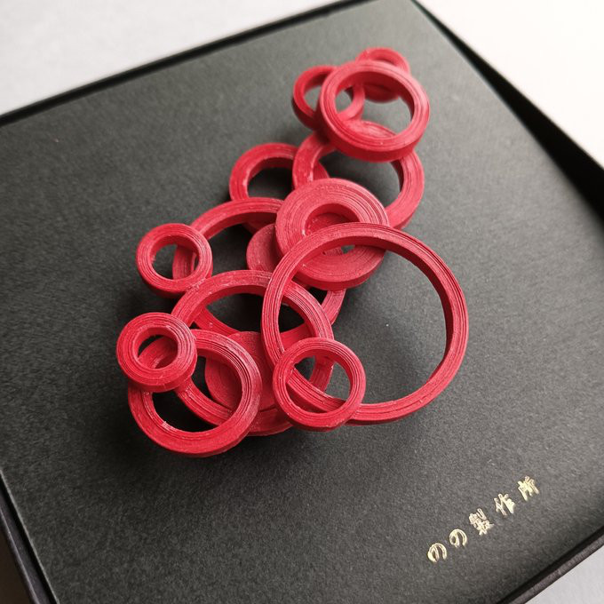 軽い紙アートブローチ・赤　シンプルコーデを華やかにする大人のサークルアクセ　誕生日クリスマスプレゼント還暦祝いにも