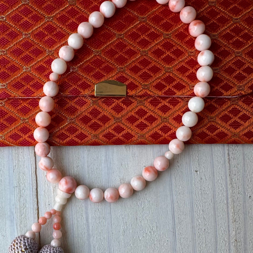 3月誕生石宝石珊瑚数珠】【携帯袋付き】正絹 ふじ色 ピンク色珊瑚 片手