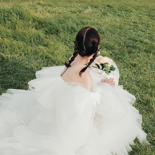 実例写真！ウェディングドレス ベアトップ 姫袖 リボン 柔らかく重ねた  