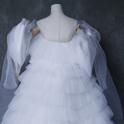 実例写真！ウェディングドレス ベアトップ 姫袖 リボン 柔らかく重ねた  