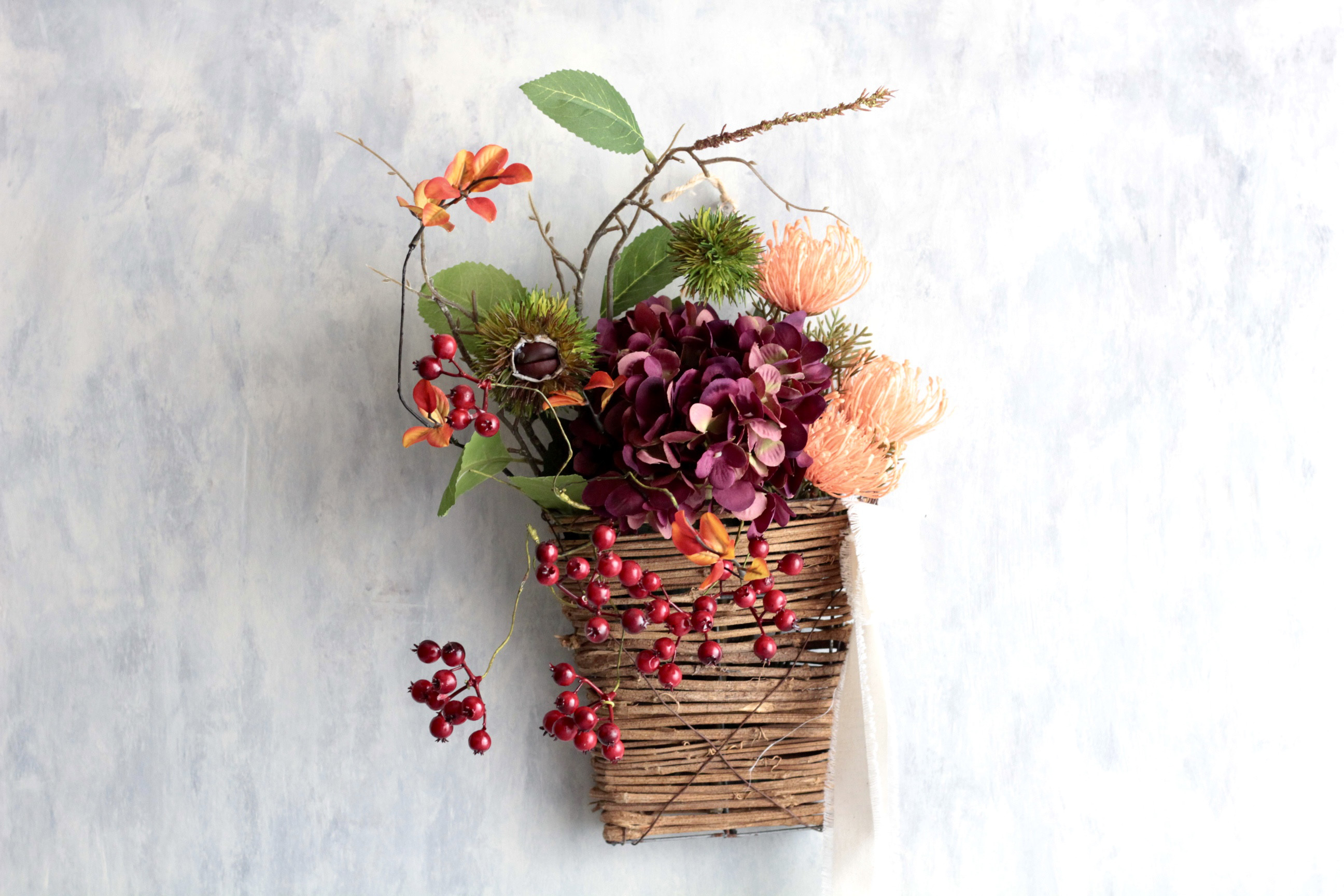 和室の壁に飾れる秋を詰め込んだポシェット型壁掛けアレンジ