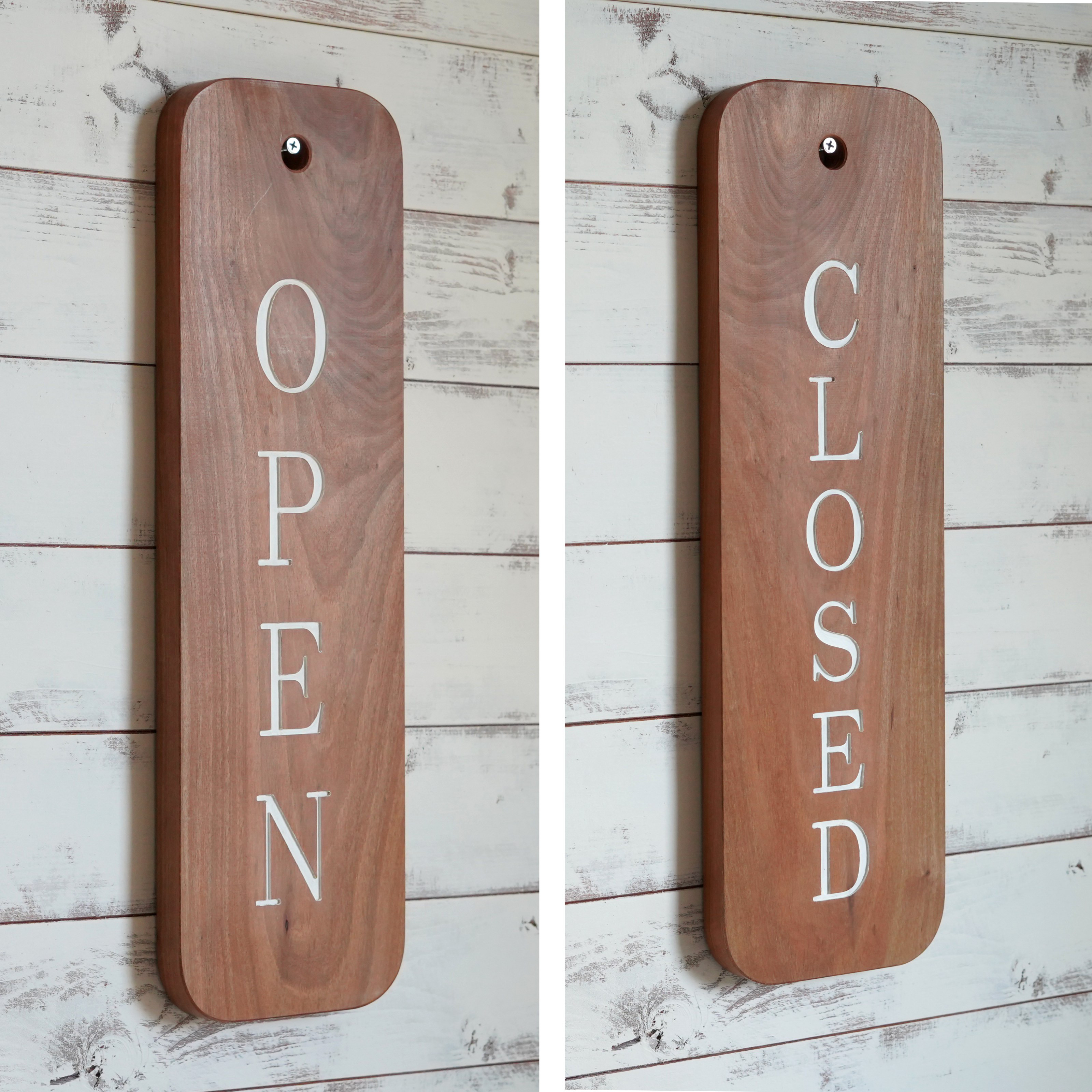 年月を経て味わいが増す山桜の営業中看板（Open & Closed）