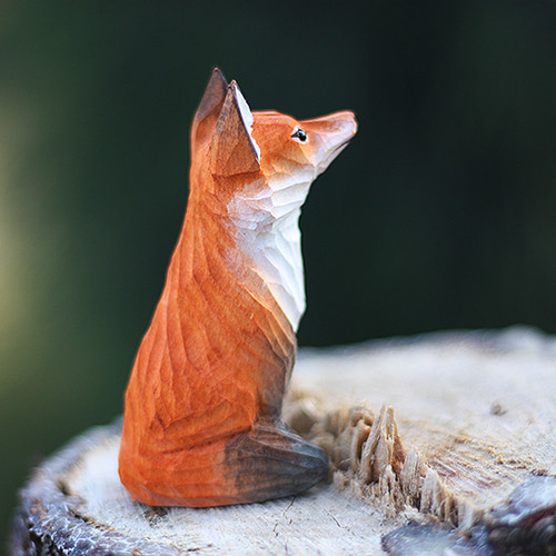 赤いキツネ 手作りの木彫り 本物の木材のキツネの彫像 完全に
