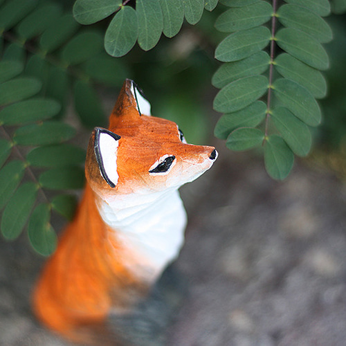 赤いキツネ 手作りの木彫り 本物の木材のキツネの彫像 完全に手作りの