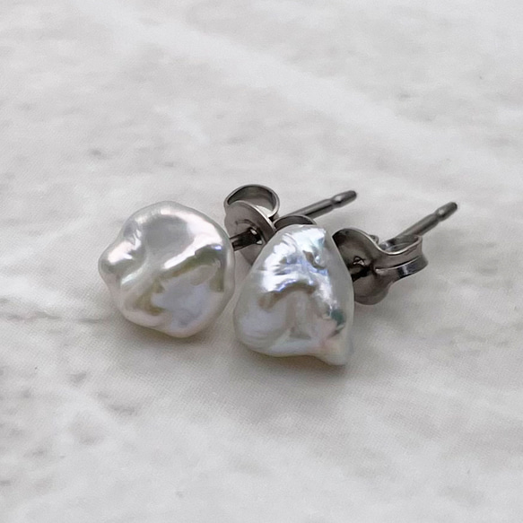 小ぶりなケシパールのピアス/イヤリング バロック 小粒 真珠 スタッド チタン 6mm 7mm SV ノンホール 1枚目の画像
