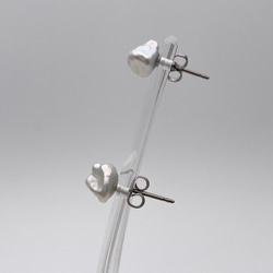 小ぶりなケシパールのピアス/イヤリング バロック 小粒 真珠 スタッド チタン 6mm 7mm SV ノンホール 5枚目の画像