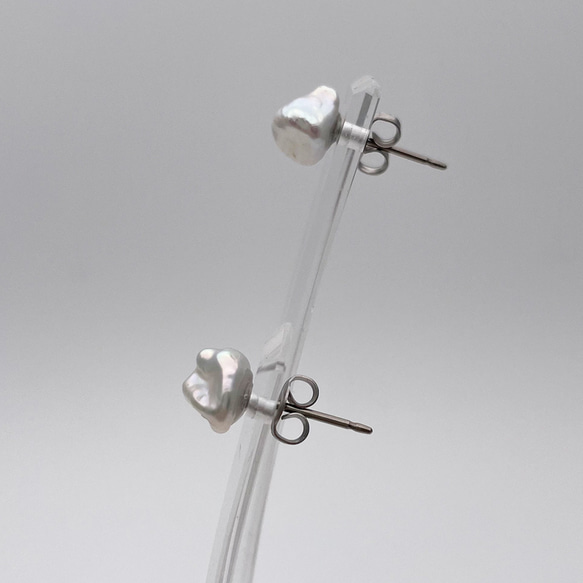 小ぶりなケシパールのピアス/イヤリング バロック 小粒 真珠 スタッド チタン 6mm 7mm SV ノンホール 5枚目の画像
