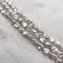 小ぶりなケシパールのピアス/イヤリング バロック 小粒 真珠 スタッド チタン 6mm 7mm SV ノンホール 3枚目の画像