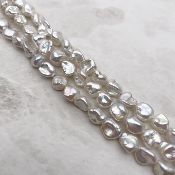 小ぶりなケシパールのピアス/イヤリング バロック 小粒 真珠 スタッド チタン 6mm 7mm SV ノンホール 3枚目の画像