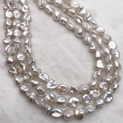 小ぶりなケシパールのピアス/イヤリング バロック 小粒 真珠 スタッド チタン 6mm 7mm SV ノンホール 7枚目の画像