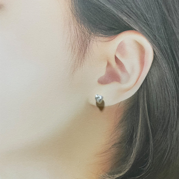 小ぶりなケシパールのピアス/イヤリング バロック 小粒 真珠 スタッド チタン 6mm 7mm SV ノンホール 2枚目の画像