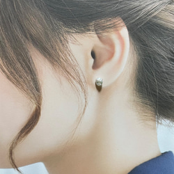 小ぶりなケシパールのピアス/イヤリング バロック 小粒 真珠 スタッド チタン 6mm 7mm SV ノンホール 6枚目の画像