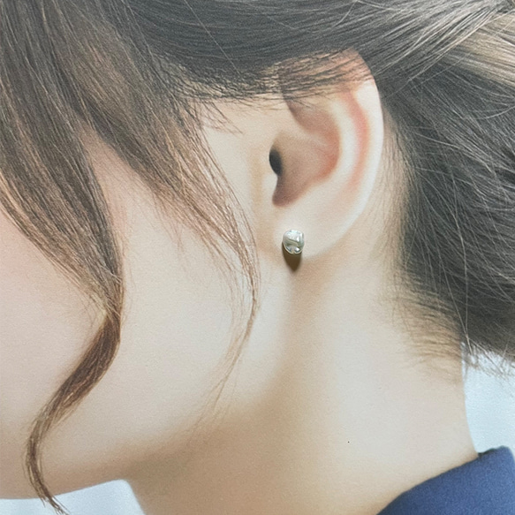 小ぶりなケシパールのピアス/イヤリング バロック 小粒 真珠 スタッド チタン 6mm 7mm SV ノンホール 6枚目の画像