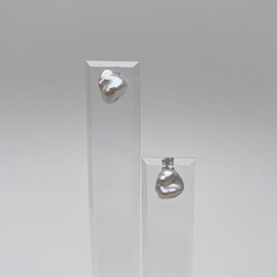 小ぶりなケシパールのピアス/イヤリング バロック 小粒 真珠 スタッド チタン 6mm 7mm SV ノンホール 4枚目の画像