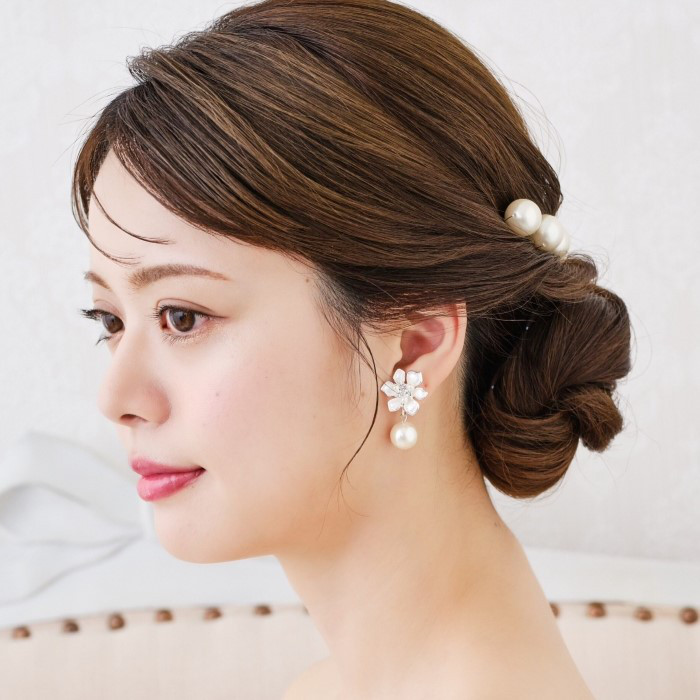 ME240  ブライダルイヤリング　お花　パール 花嫁イヤリング　結婚式　前撮り　ウェディングイヤリング 　ピアス