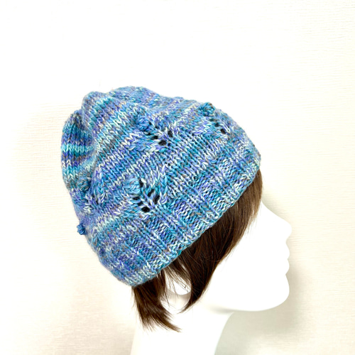 受注生産＞段染めのふんわりニット帽 ブルー系 透かし編みとポップル