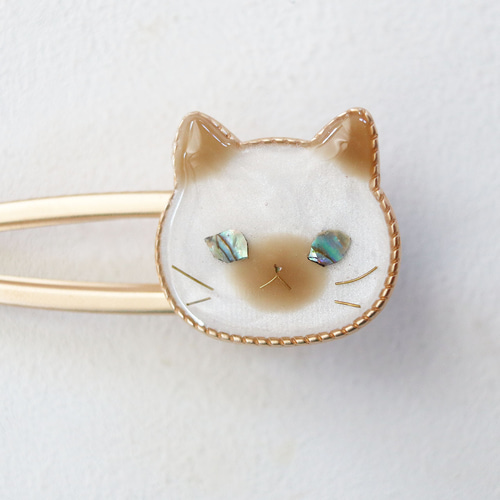 ぐでねこチャンヘアクリップ　お花×ベージュ 受注生産】ウルウルおめめの猫ヘアクリップ（シャムさん）螺鈿風