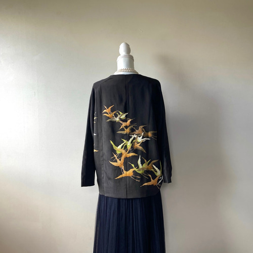 黒留袖,着物リメイク,ジャケット - 華やかな橙色の鶴,和柄 黒留袖,着物リメイク,ジャケット - 華やかな橙色の鶴,和柄