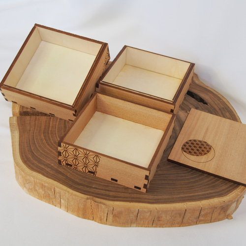 Hide様オーダーメイド品　ひのき製木箱（上蓋あり） 上蓋中箱 三段式 和柄刻印版 その他インテリア雑貨 Kita-kaigan 通販