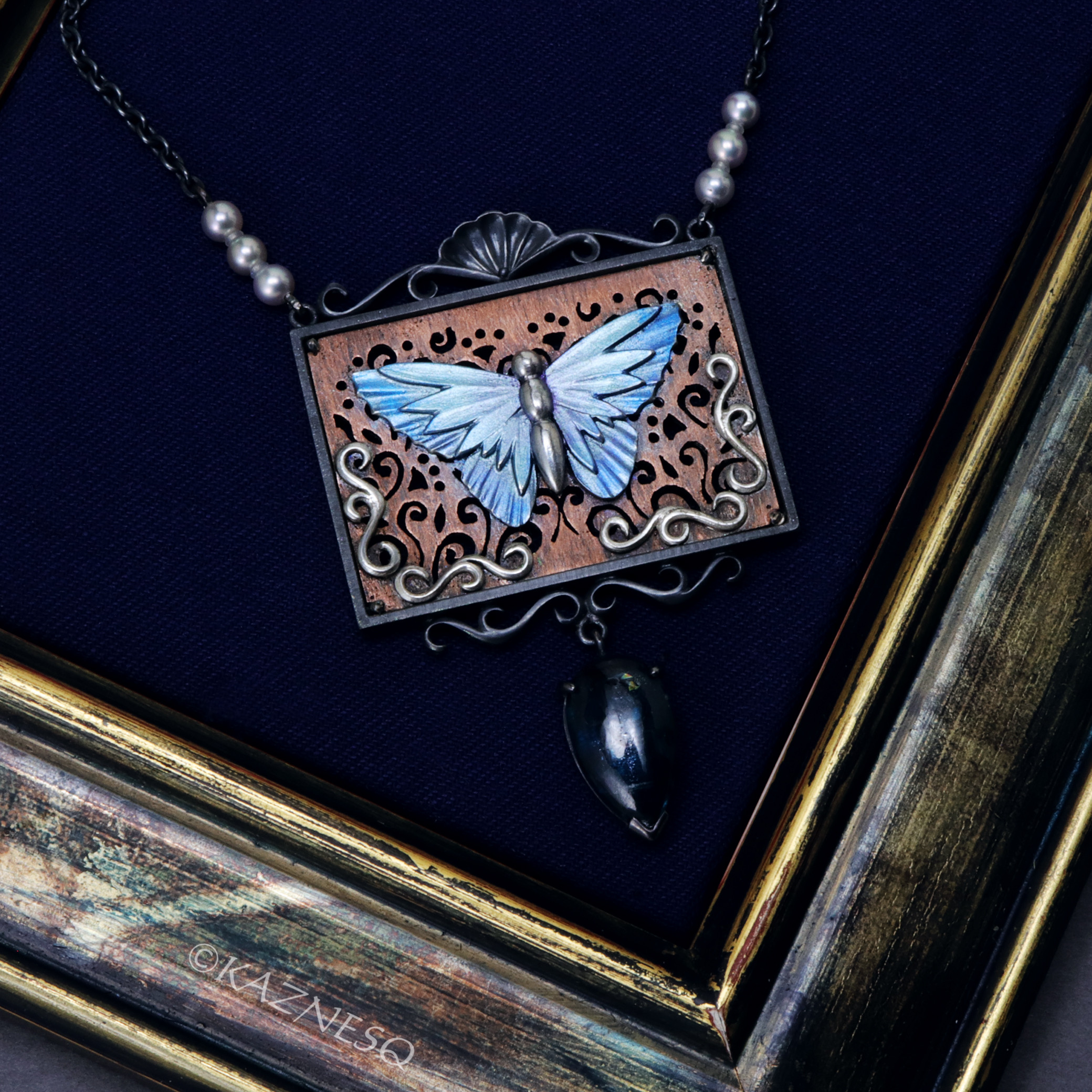 古い標本？モルフォ蝶の標本風シルバーと銅のネックレス。カイヤナイトとアコヤ真珠。