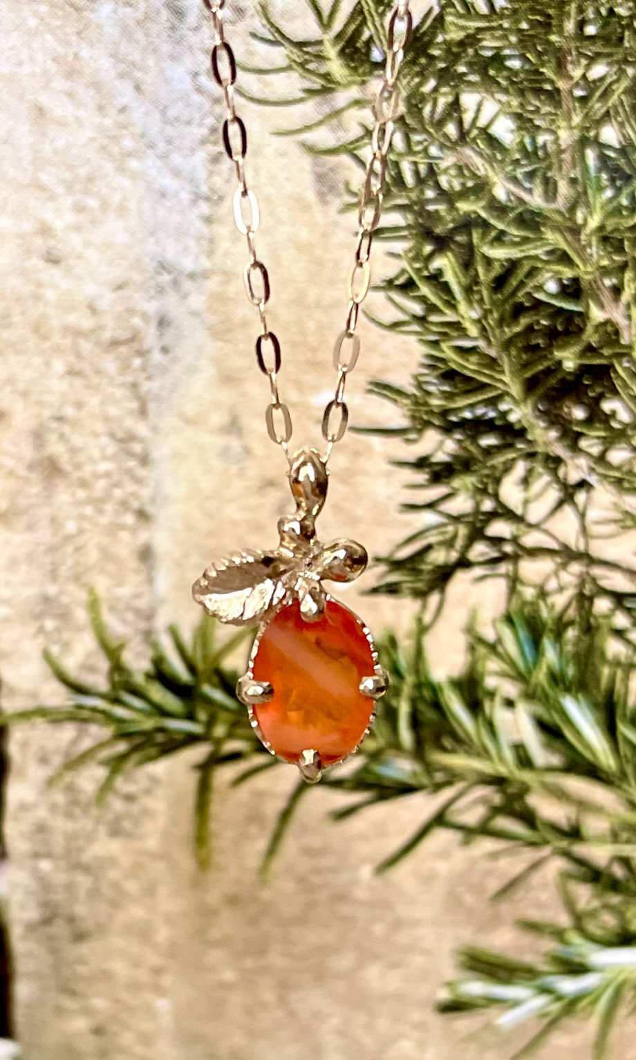 ファイアオパールと木ノ実のペンダント