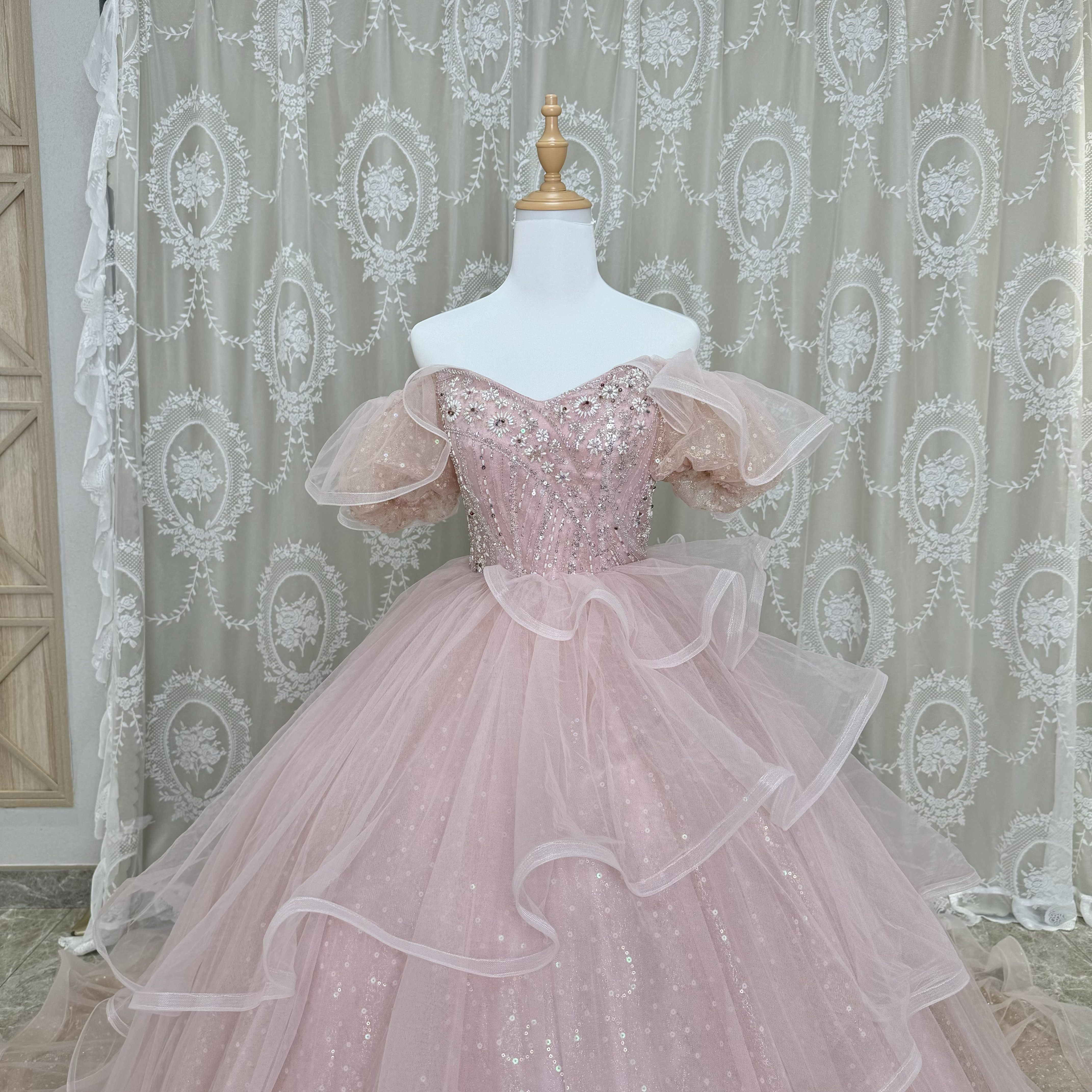 ペールちぇーりピンク　プリンセスライン　フレアースカート　ボリューム　袖あり　二の腕を隠せる　カラードレス　卒業式成人式