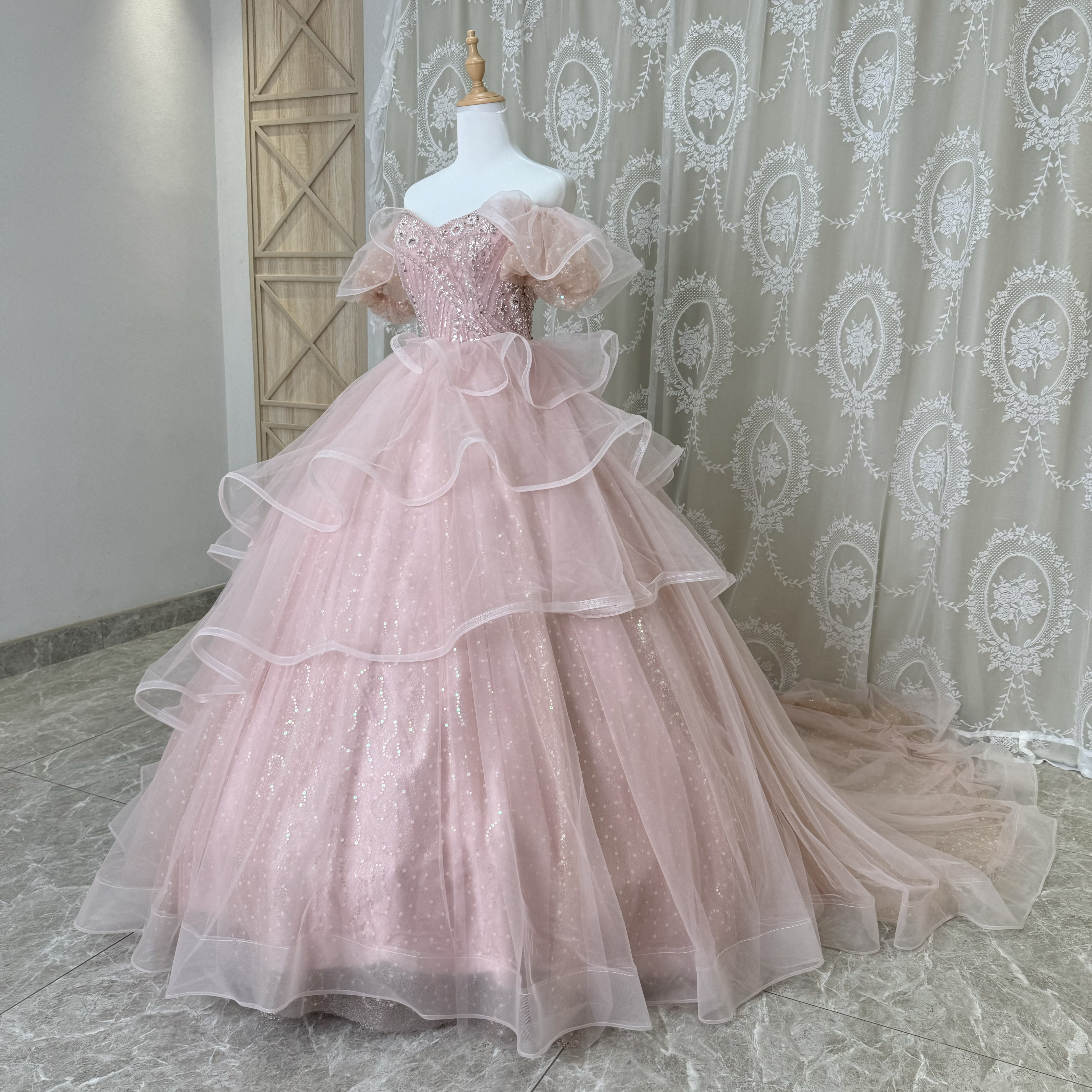 ペールちぇーりピンク　プリンセスライン　フレアースカート　ボリューム　袖あり　二の腕を隠せる　カラードレス　卒業式成人式