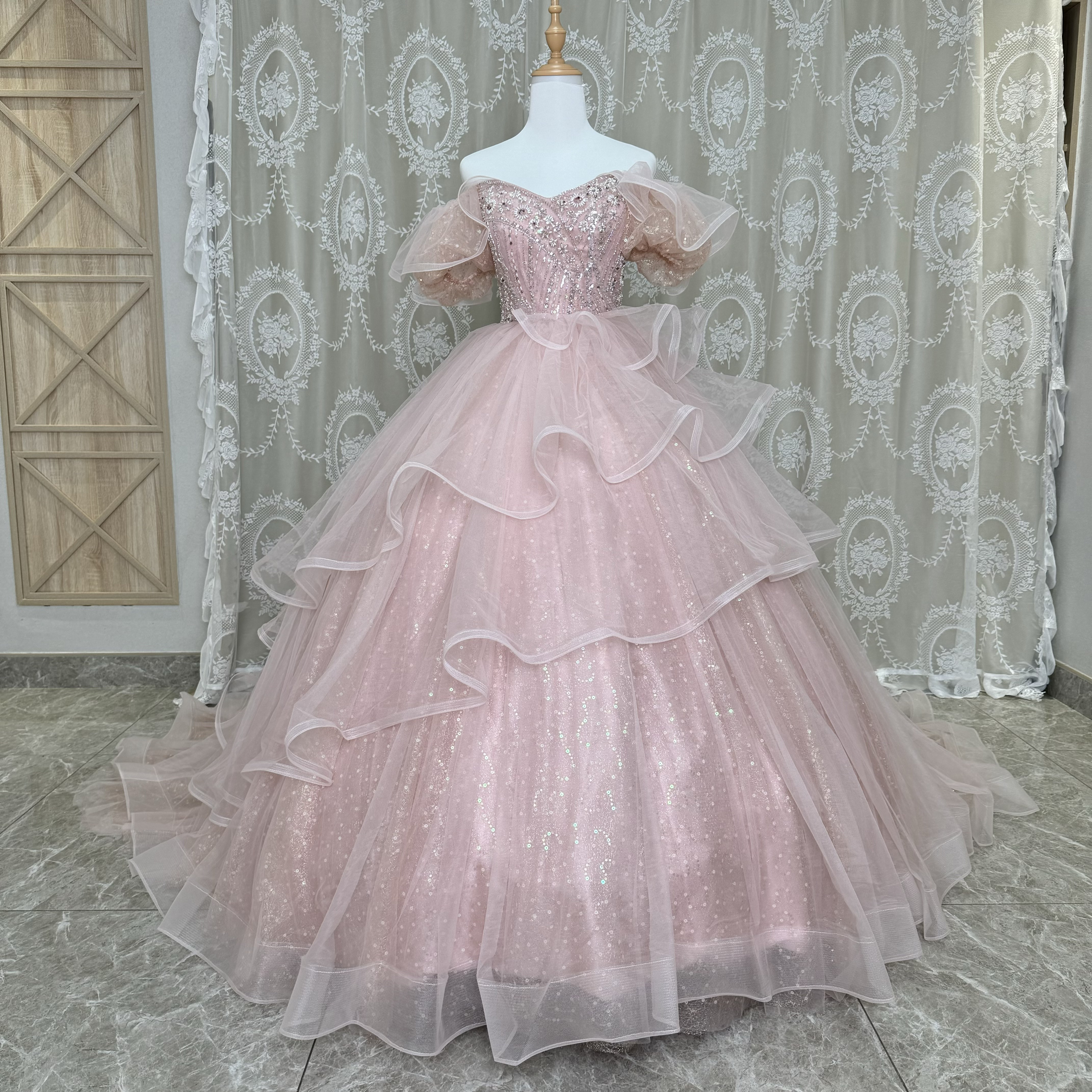 ペールちぇーりピンク　プリンセスライン　フレアースカート　ボリューム　袖あり　二の腕を隠せる　カラードレス　卒業式成人式