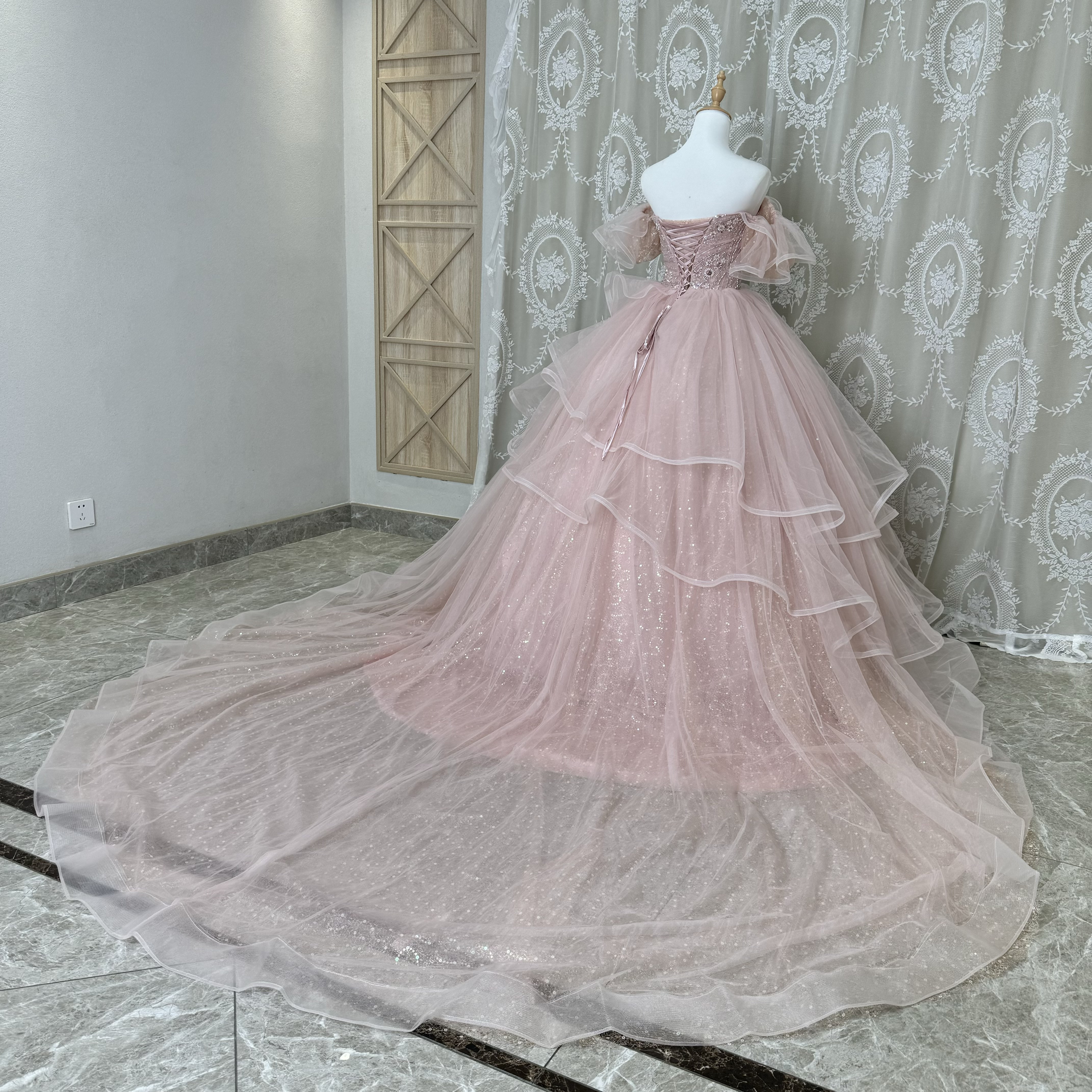 ペールちぇーりピンク　プリンセスライン　フレアースカート　ボリューム　袖あり　二の腕を隠せる　カラードレス　卒業式成人式