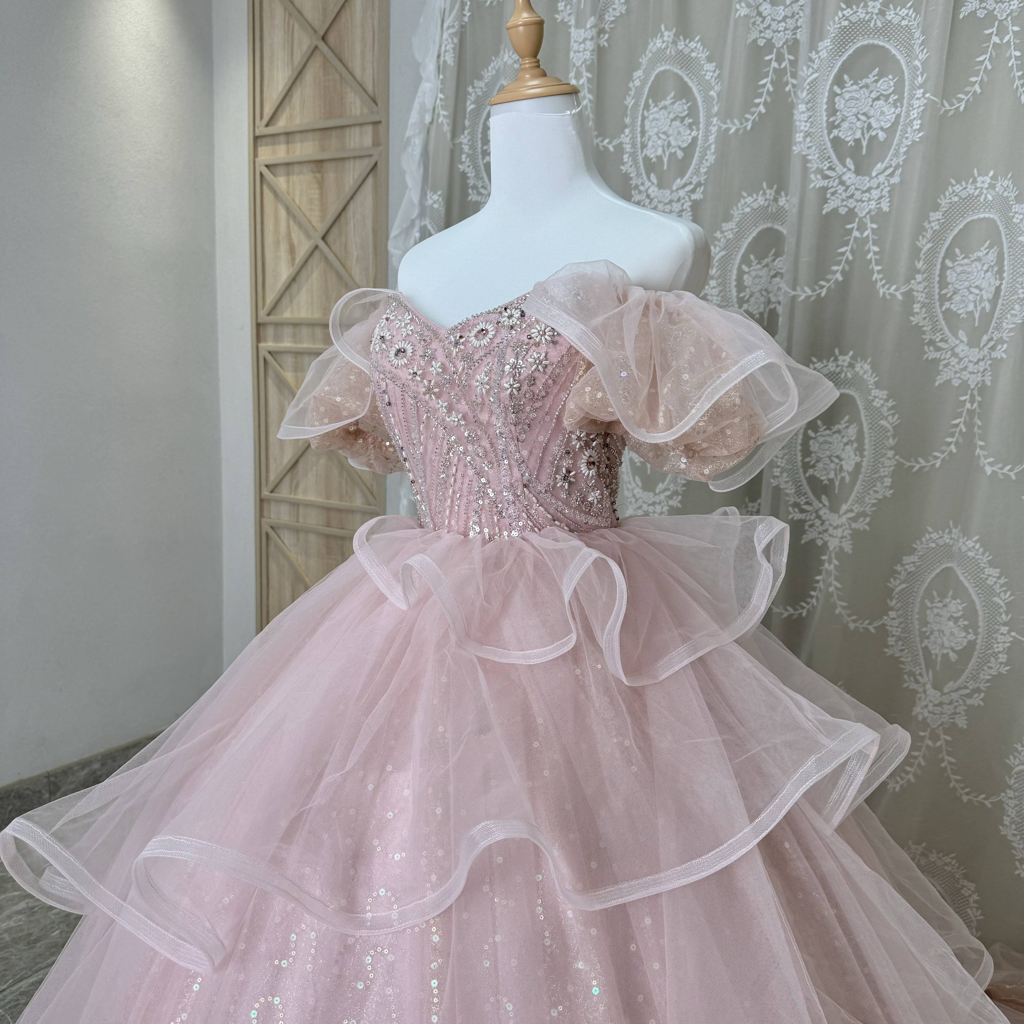 ペールちぇーりピンク　プリンセスライン　フレアースカート　ボリューム　袖あり　二の腕を隠せる　カラードレス　卒業式成人式